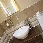 Grove House לינה וארוחת בוקר לייבורן