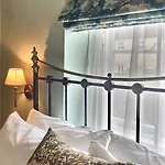 לינה וארוחת בוקר Grove House 4*