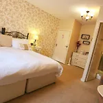 לינה וארוחת בוקר Grove House 4*
