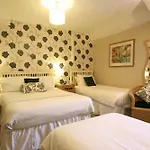 לינה וארוחת בוקר Grove House 4*