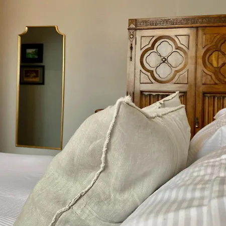 Grove House 4* Лейберн
