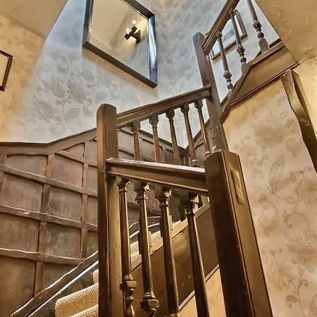Grove House 4*