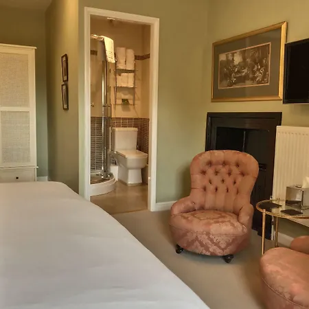Grove House 4* Лейберн