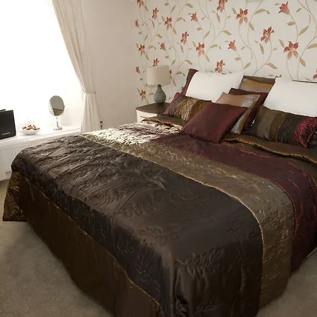 Grove House 4* Лейберн