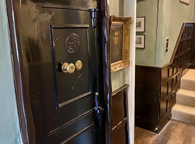 Grove House Bed & Breakfast 4*